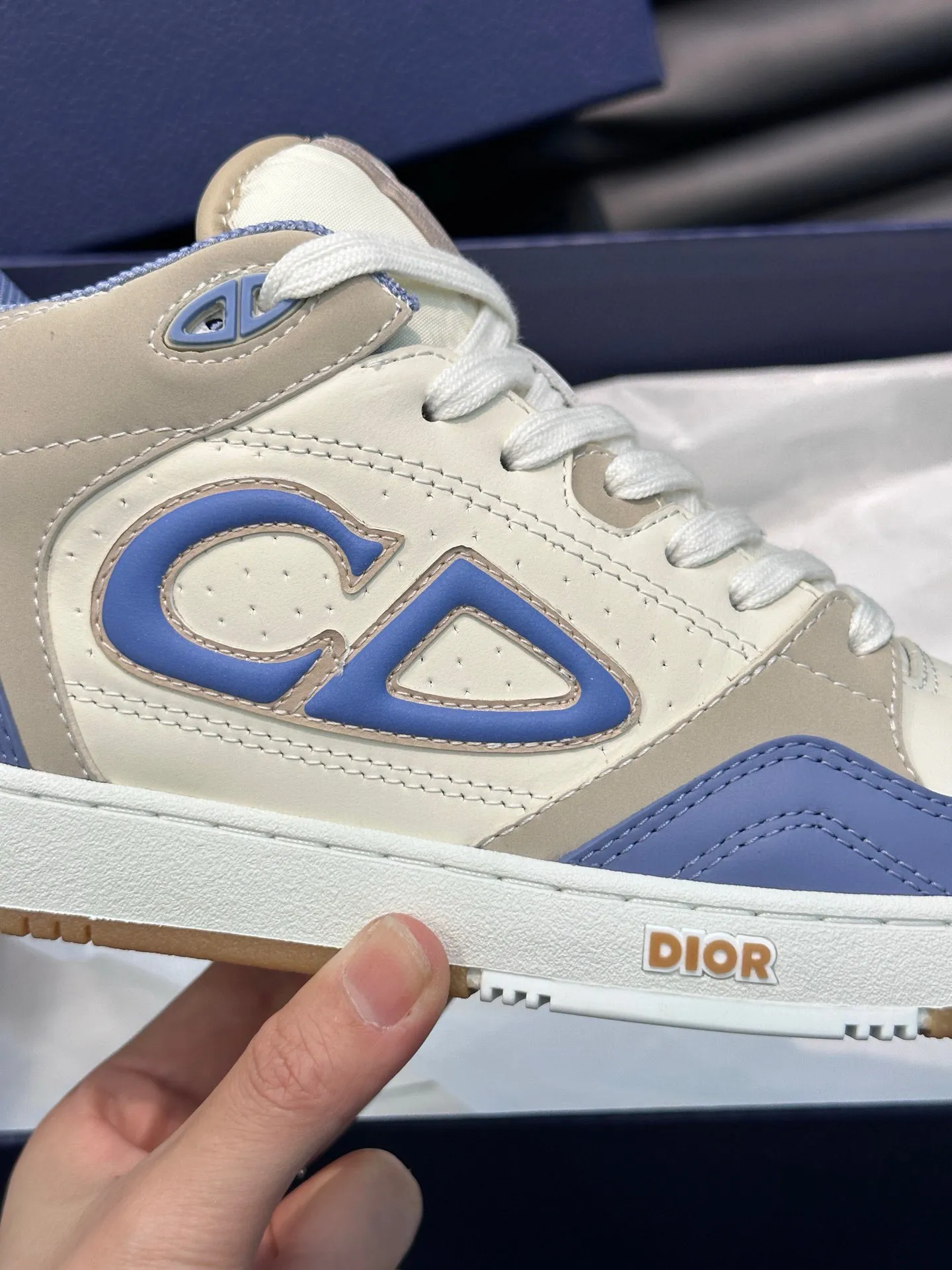 Ex-factory price: 440💰DIOB57 mid-top sneakers are shipped. This B57 mid-top sneaker is a new product in the 2024 spring men's wear series. It reinterprets the basketball shoe design and has become a classic item of Dior. Mid-top lace-up style crafted from color-blocked cow leather with contrasting suede and a CD logo displayed on the side. The tongue is decorated with the Dior B57 logo, and various distinctive details enhance the style. The CD logo eyelet details, upper stitching and rubber panels highlight the dynamic charm of its sports style. With two-color rubber sole, mesh fabric lining and cotton lining for foot padding, the upper foot is comfortable and breathable. Can be paired with a variety of clothing to create a sophisticated look. Code 38-44, (45 can be customized)